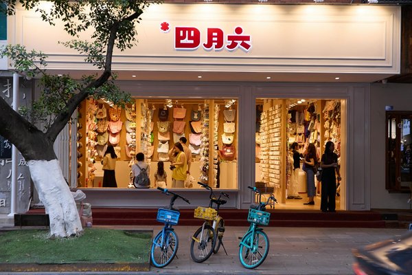 How to Integrate Vintage Accessories into a Modern Corporate Wardrobe?